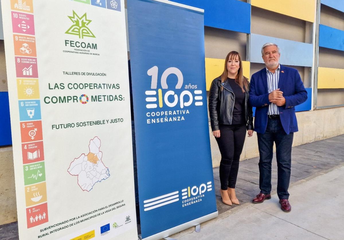 La directora del colegio, Irene García, y el presidente de Fecoam,Santiago Martínez.