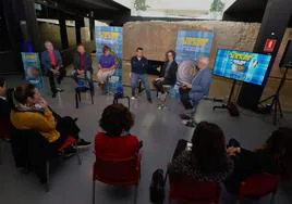 Instante de la primera mesa redonda de la jornada, titulada 'Una historia de ingenio y emprendimiento. Conserva y gastronomía', en la Sala Nonagonal del Mudem.