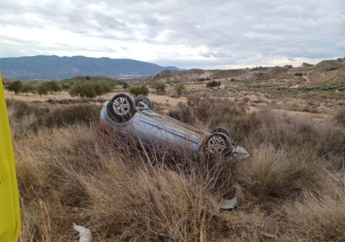 El vehículo volcado cerca de Cañada Hermosa en Murcia.