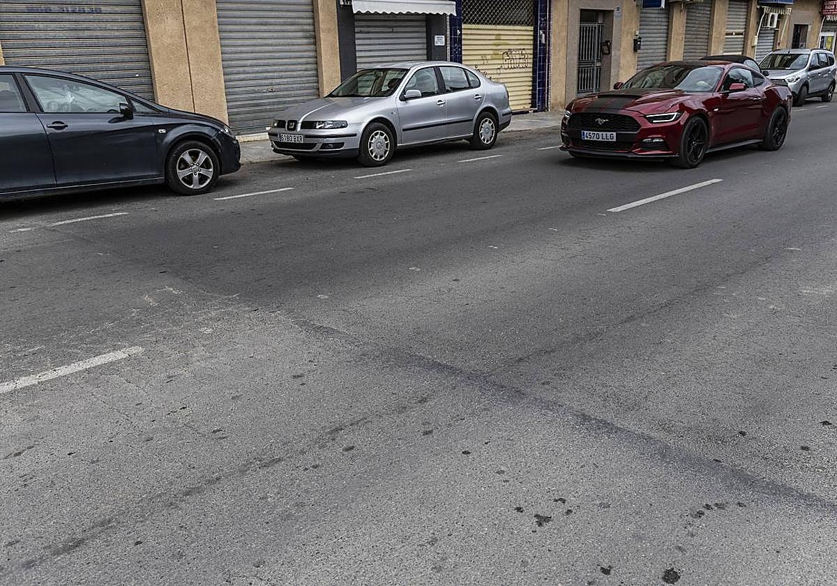 Deficiencias en el asfalto de la calle Mulhacén de Nueva Cartagena.