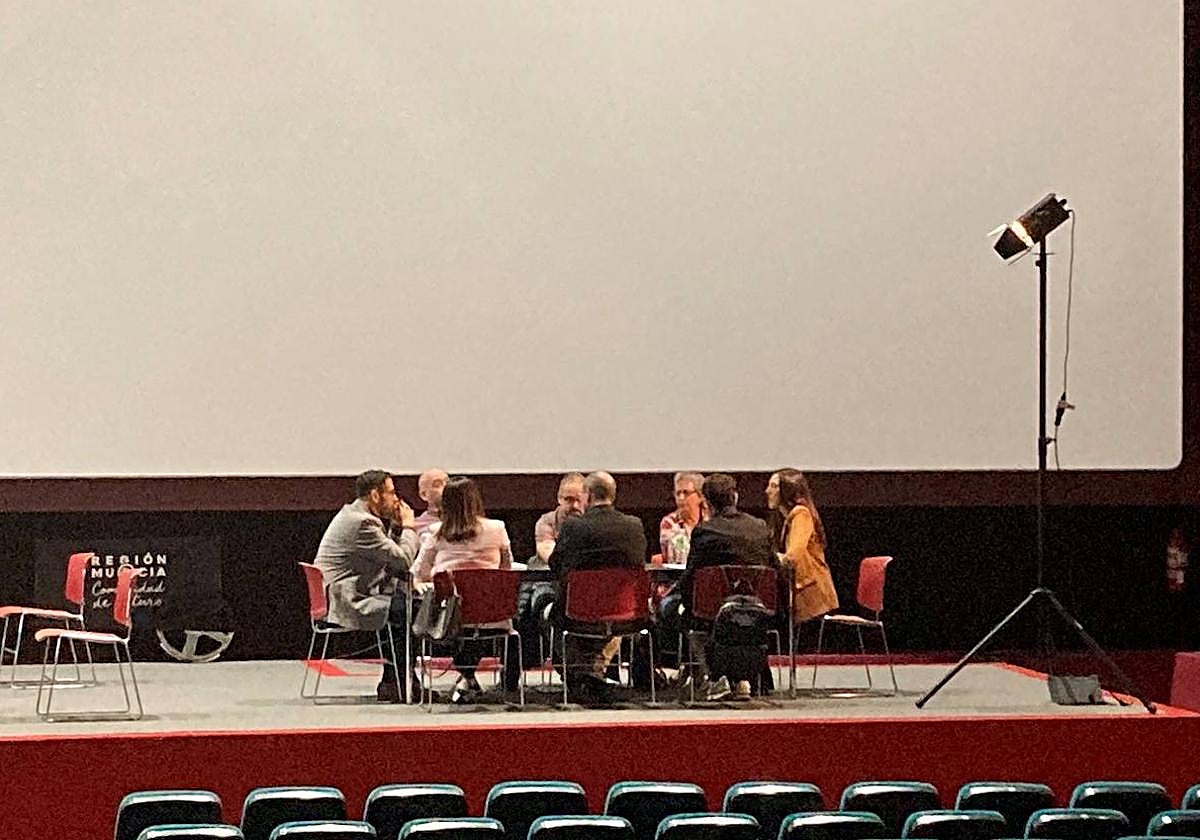 Reunión de Carmen Conesa con los representantes de la Unión de Asociaciones Audiovisuales de la Región de Murcia antes de la presentación de las ayudas.