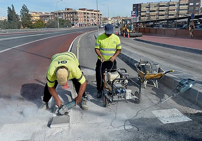 Remates del carril bici en la avenida Primero de Mayo de El Palmar.