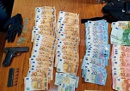 Todas las pertenencias que llevaba consigo el detenido.