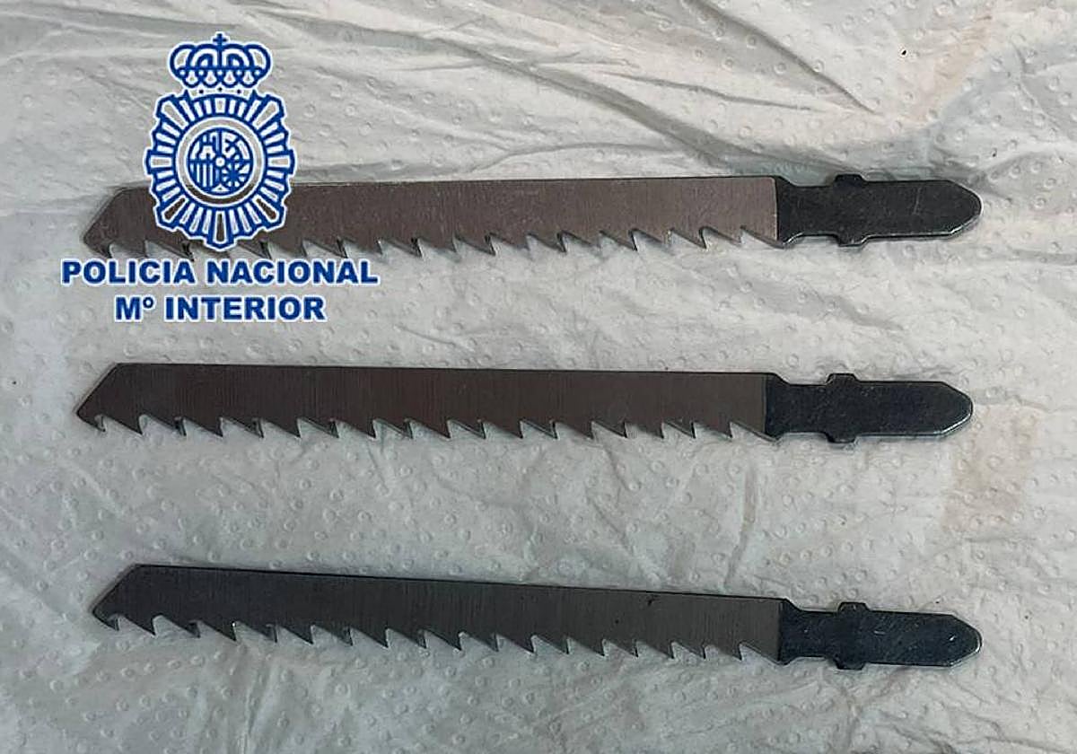 Las sierra metálicas incautadas por los agentes de seguridad del CIE.