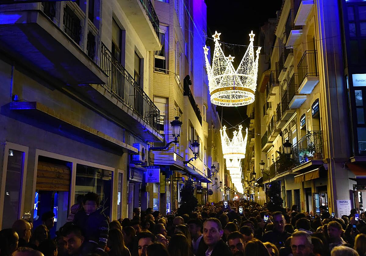 Personas pasean por la calle Trapería en Navidad.