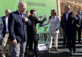 José Miguel Monje Carrillo (d), presidente de la FFRM, hace un gesto a un colaborador al acabar el sorteo de la Copa de España celebrado en el Teatro Romano de Cartagena, cerca de la consejera de Turismo, Cultura, Juventud y Deportes, Carmen María Conesa, y del director general de Deportes, Fran Sánchez.