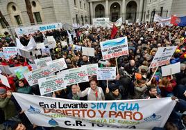 Protesta frente al Ministerio para la Transición Ecológica en contra del Plan del Tajo y a favor del Trasvase, el pasado 11 de enero.