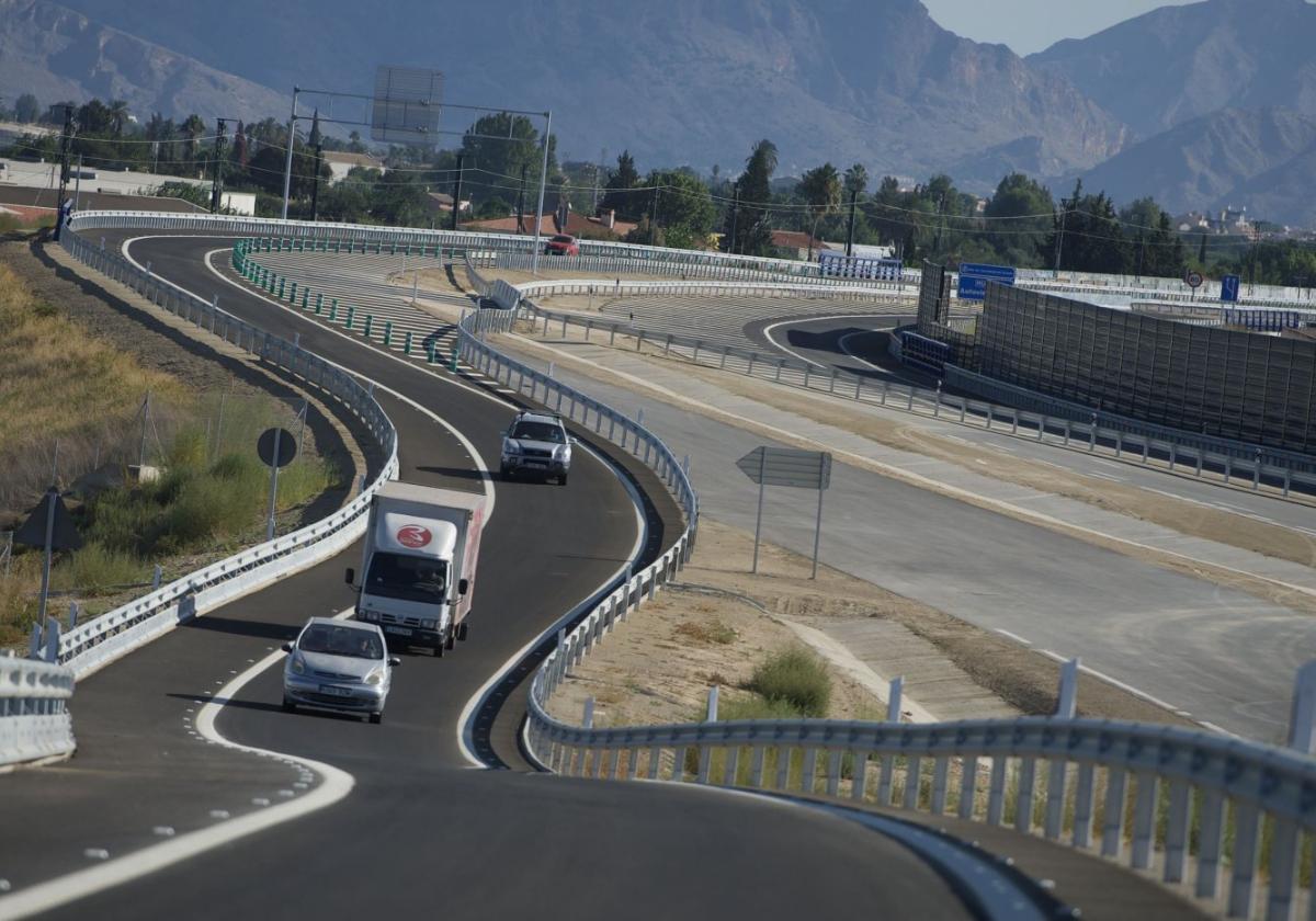 Enlace de la autovía Zeneta-San Javier con la variante del Reguerón. A la derecha, el tramo pendiente.