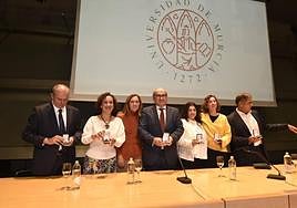 El personal homenajeado reciben un obsequio por parte de la UMU.