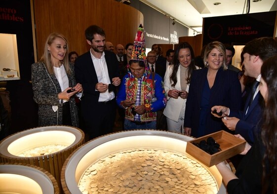 Mariola Guevara, Ernest Urtasun, Pelagio Condori, Carmen María Conesa y Noelia Arroyo, junto a los comisarios de la exposición.