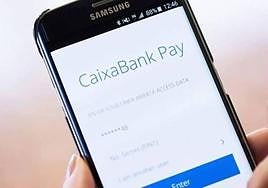 Un joven recibe un mensaje de su banco por los conceptos de varios bizums.