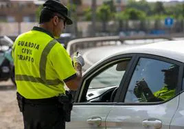 Un agente de la Guardia Civil de Tráfico interviene durante un control a conductores, imagen de archivo.