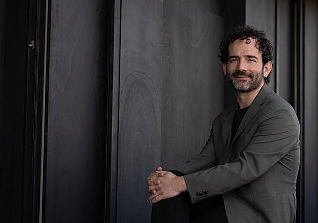 El cineasta y escritor murciano ha publicado en Anagrama la obra ganadora del último Premio Herralde de Novela, 'El desierto blanco'.