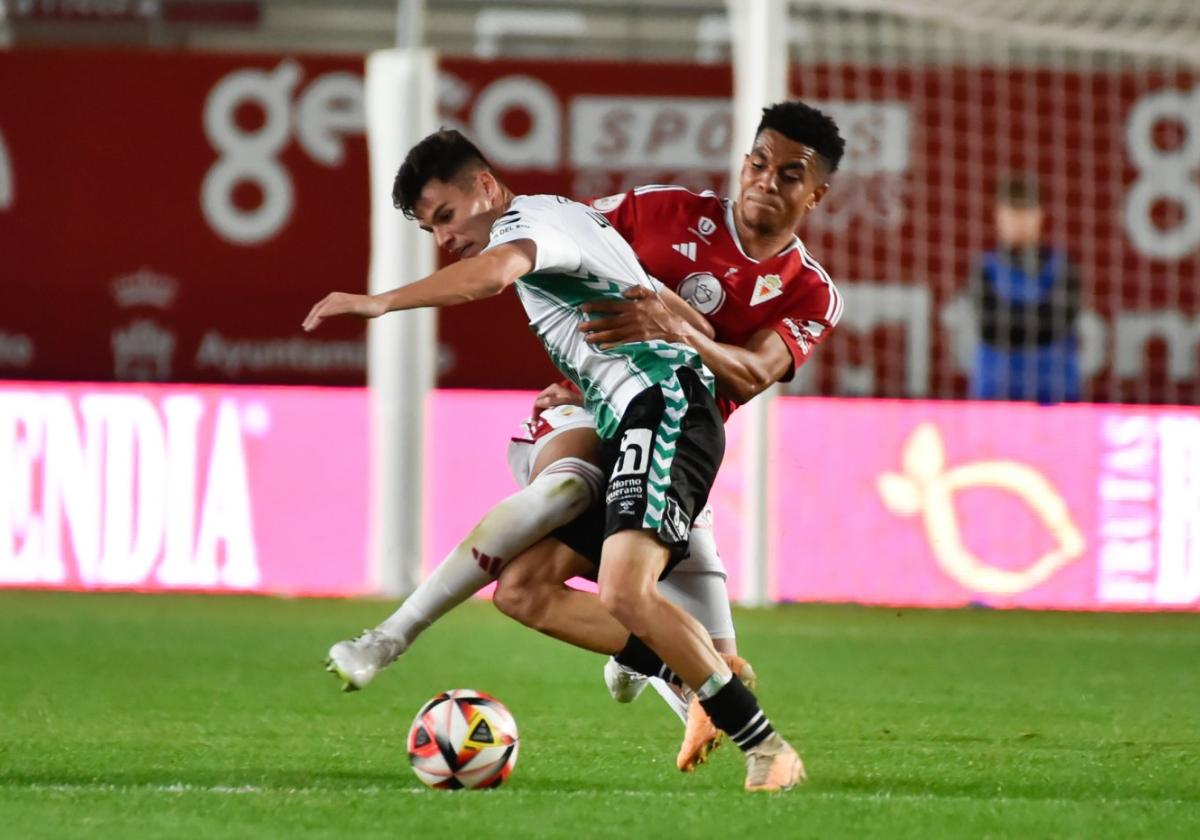 Rofino, central del Real Murcia que fue titular ante el Antequera, pugna por un balón con el jugador visitante Luismi Redondo.