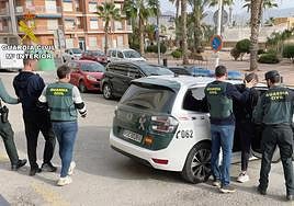 Agentes de la Guardia Civil detienen al grupo delictivo.