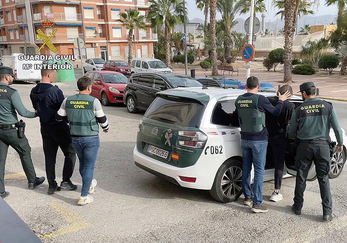 Agentes de la Guardia Civil detienen al grupo delictivo.