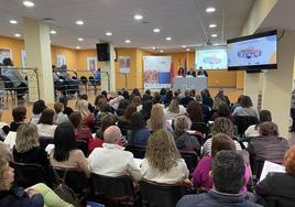 La directora del IES La Flota, Antonia López; el consejero, Víctor Marín; y el coordinador de la guía, Sergio López, al fondo, ayer, durante la presentación de la guía.