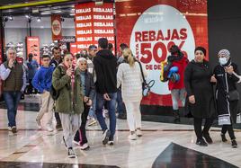 Muchos consumidores esperan a las rebajas para hacer sus compras.