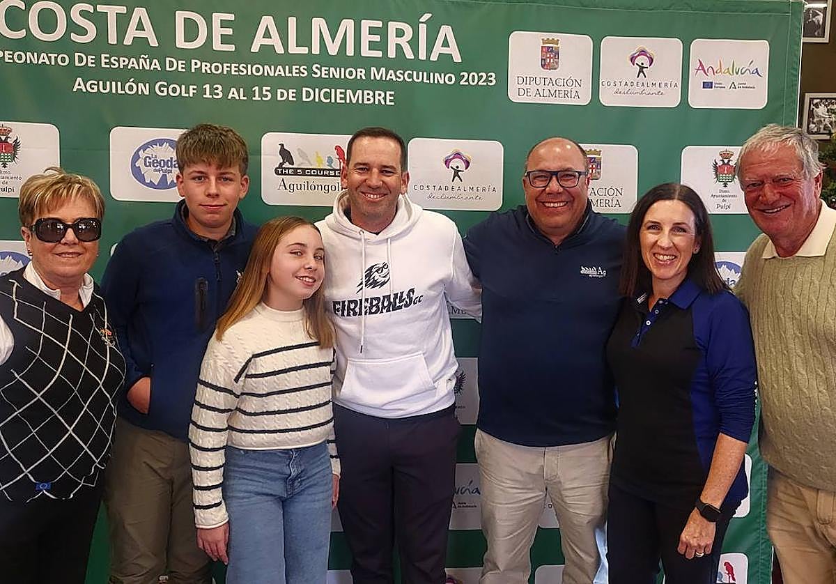 Sergio García posando junto al gerente de Aguilón Golf, J. J. Serrano y la familia de este, flanqueda por Consuelo y Víctor García.