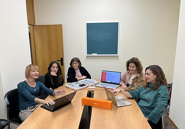 La catedrática Ana Rojo (izq.), con investigadoras de su grupo.