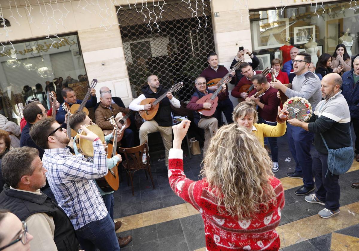 Cantos de Pascua en la calle Corredera de Lorca