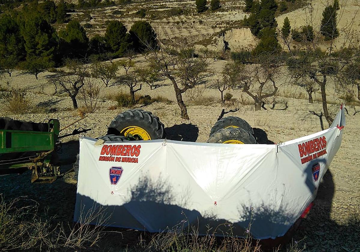Estado del tractor tras volcar.