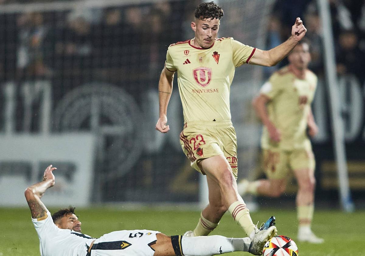 Imanol Alonso intenta zafarse de una entrada en el partido contra el Castellón.