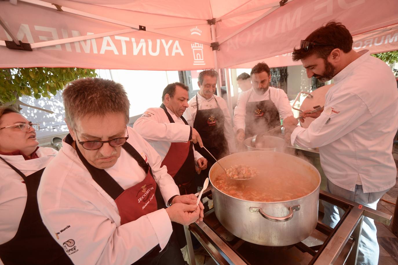 Reparten más de mil cocidos solidarios en Murcia