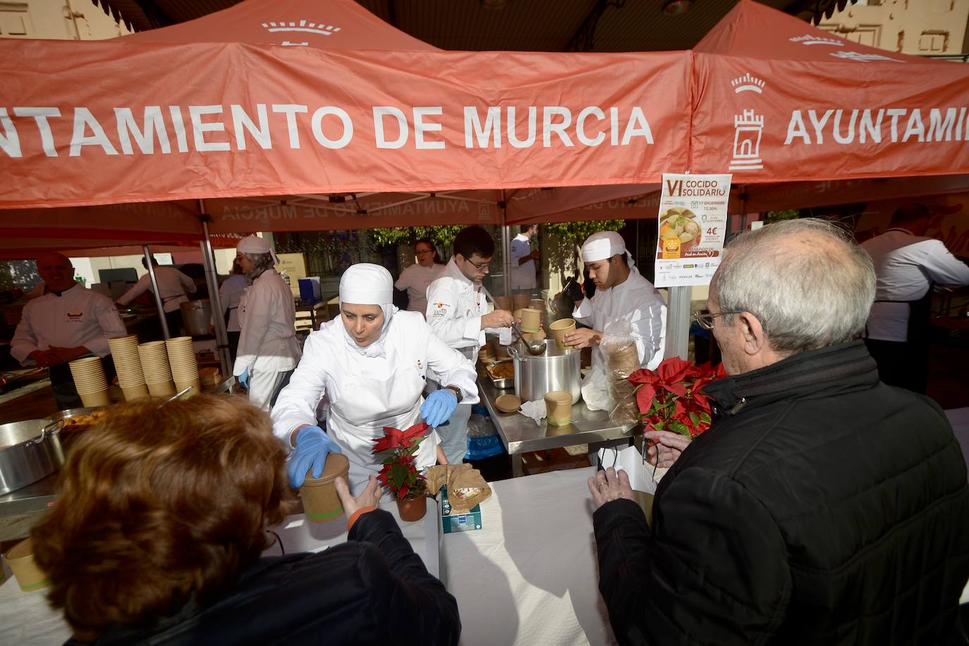 Reparten más de mil cocidos solidarios en Murcia