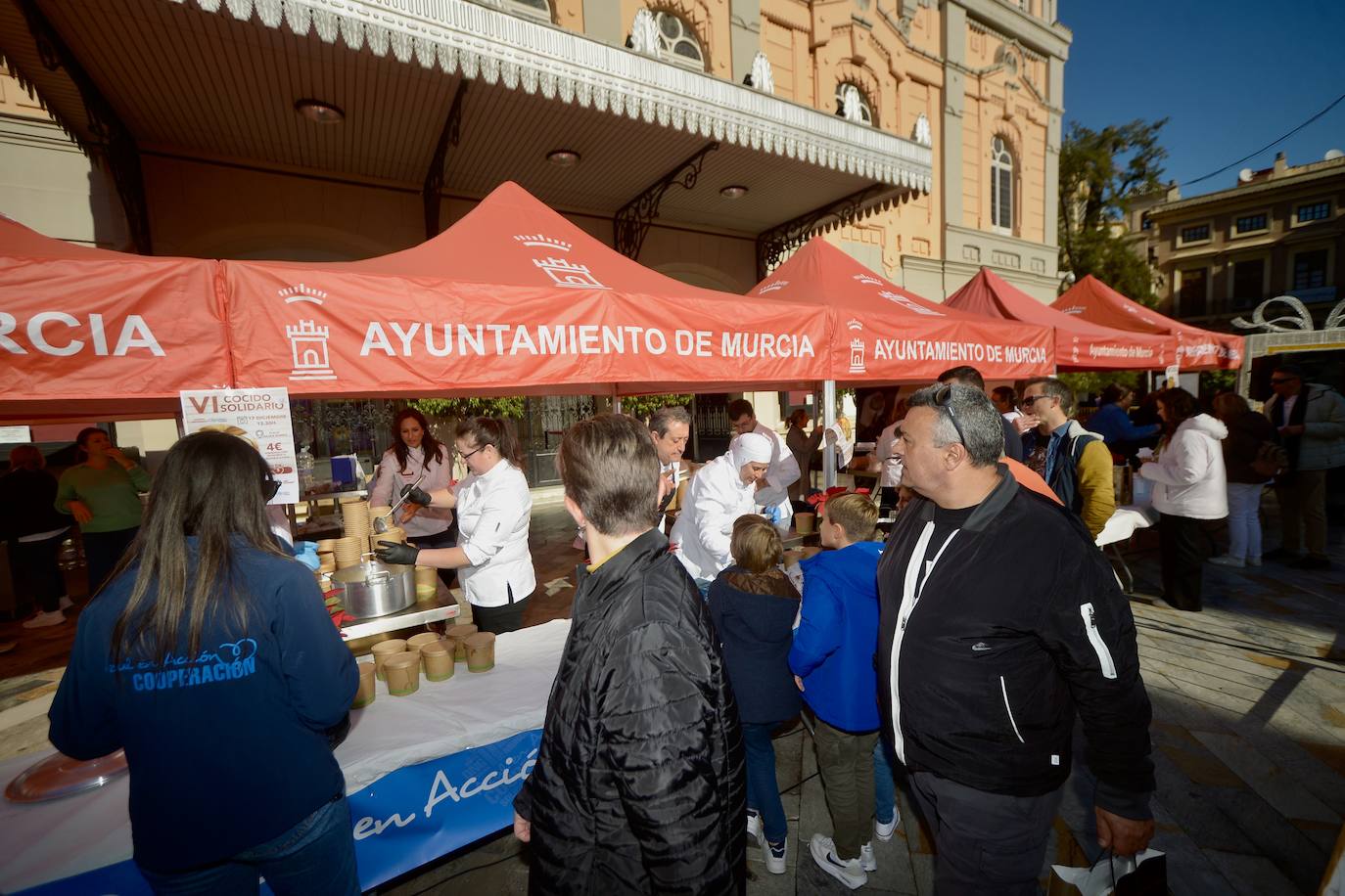 Reparten más de mil cocidos solidarios en Murcia