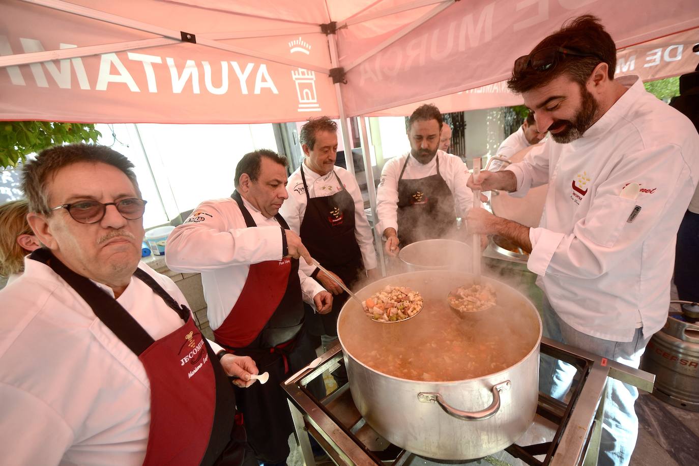 Reparten más de mil cocidos solidarios en Murcia