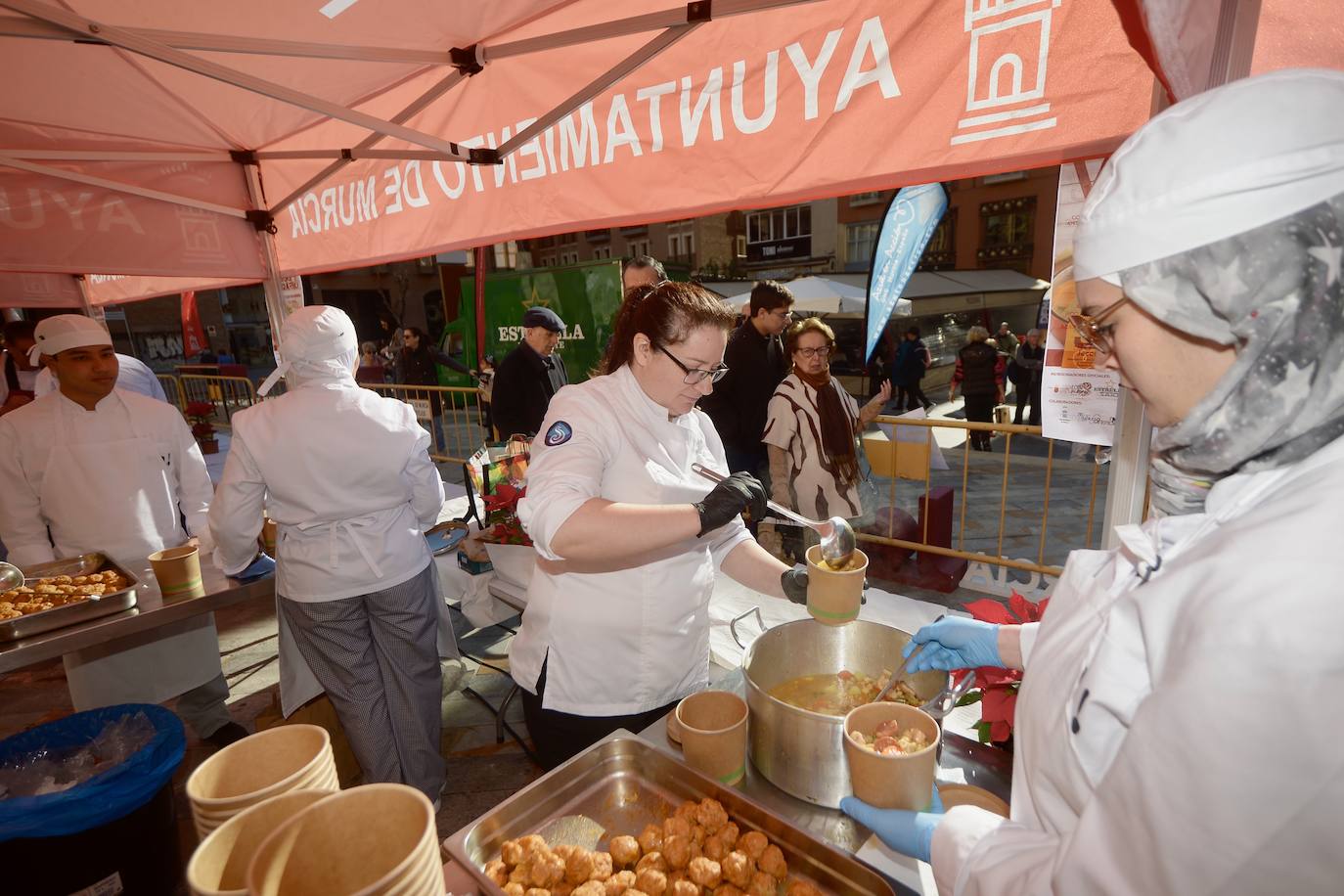 Reparten más de mil cocidos solidarios en Murcia