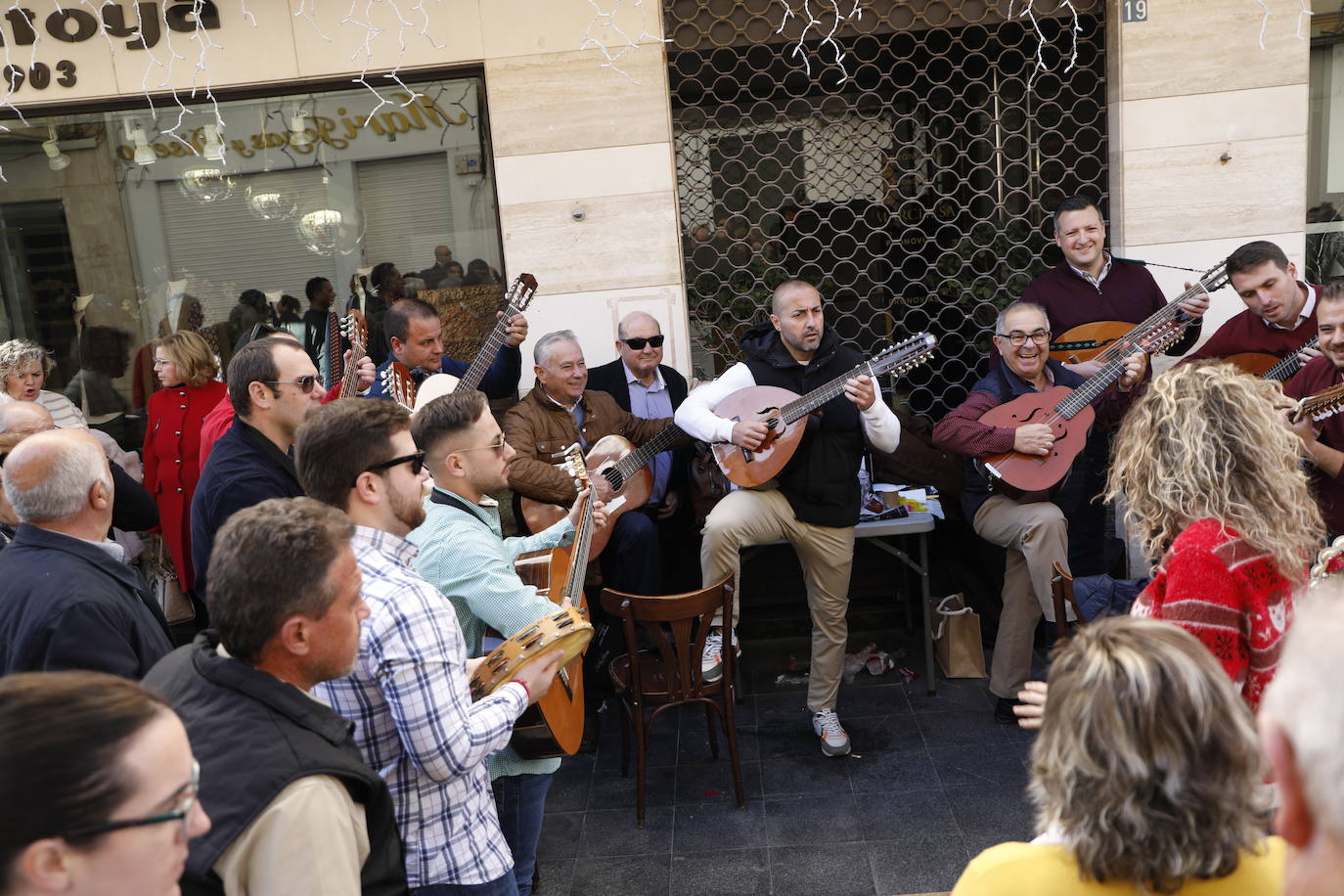 Cantos de Pascua en la calle Corredera de Lorca