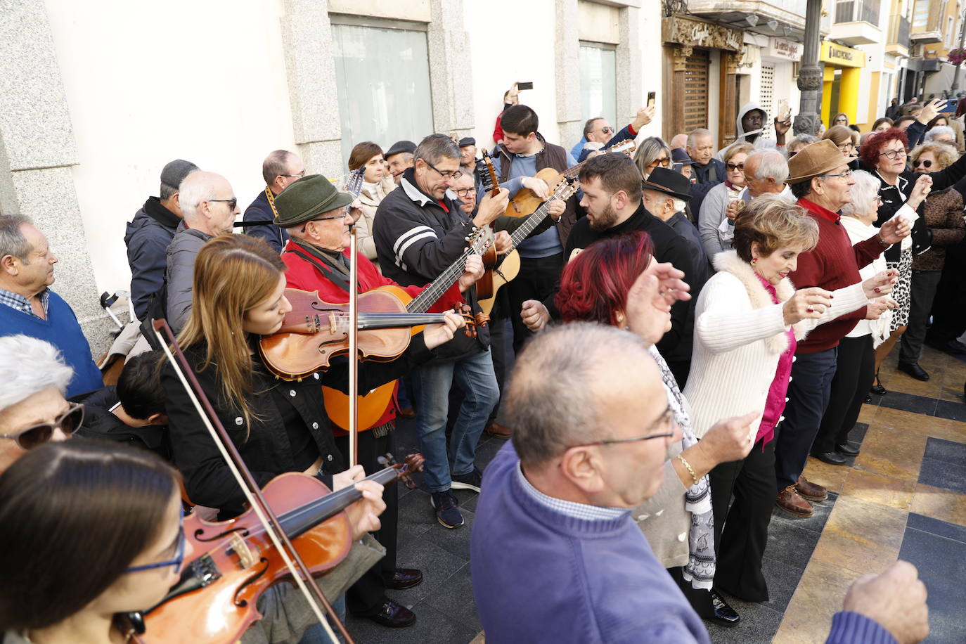 Cantos de Pascua en la calle Corredera de Lorca