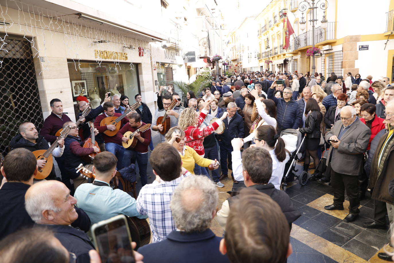 Cantos de Pascua en la calle Corredera de Lorca