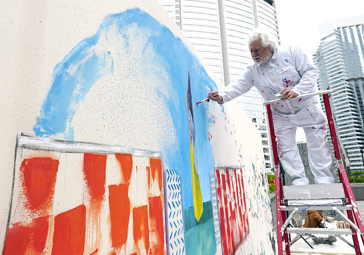 Cristóbal Gabarrón trabajando en el mural 'La naturaleza pinta la ciudad de colores', en Hong Kong.