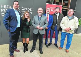 Mariano Albaladejo, en el centro, con su equipo, el pasado miércoles en la puerta de la Federación.