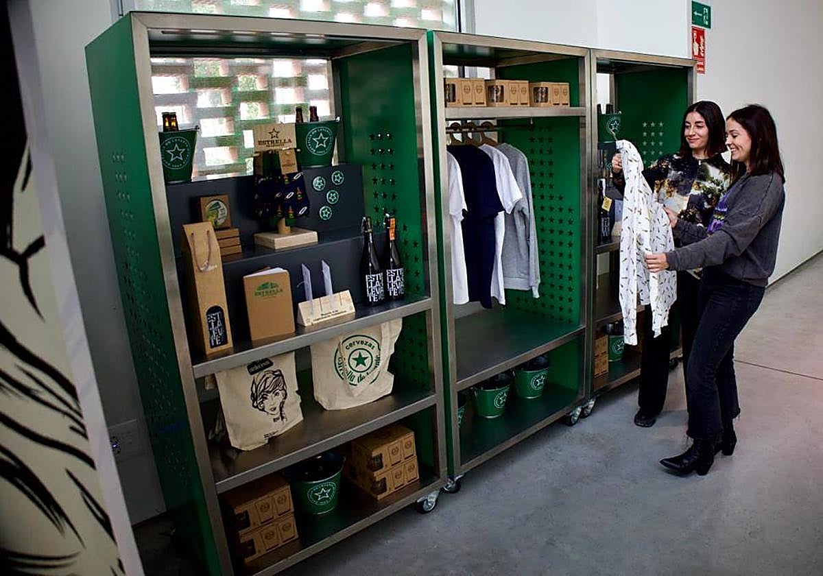 Clientas en la tienda de 'merchandising' de Estrella de Levante.