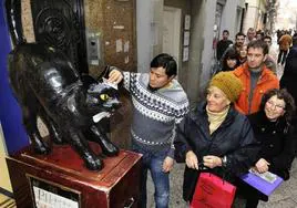 Colas ante la Administración de loterías de Murcia 'El Gato Negro', en una imagen de archivo.