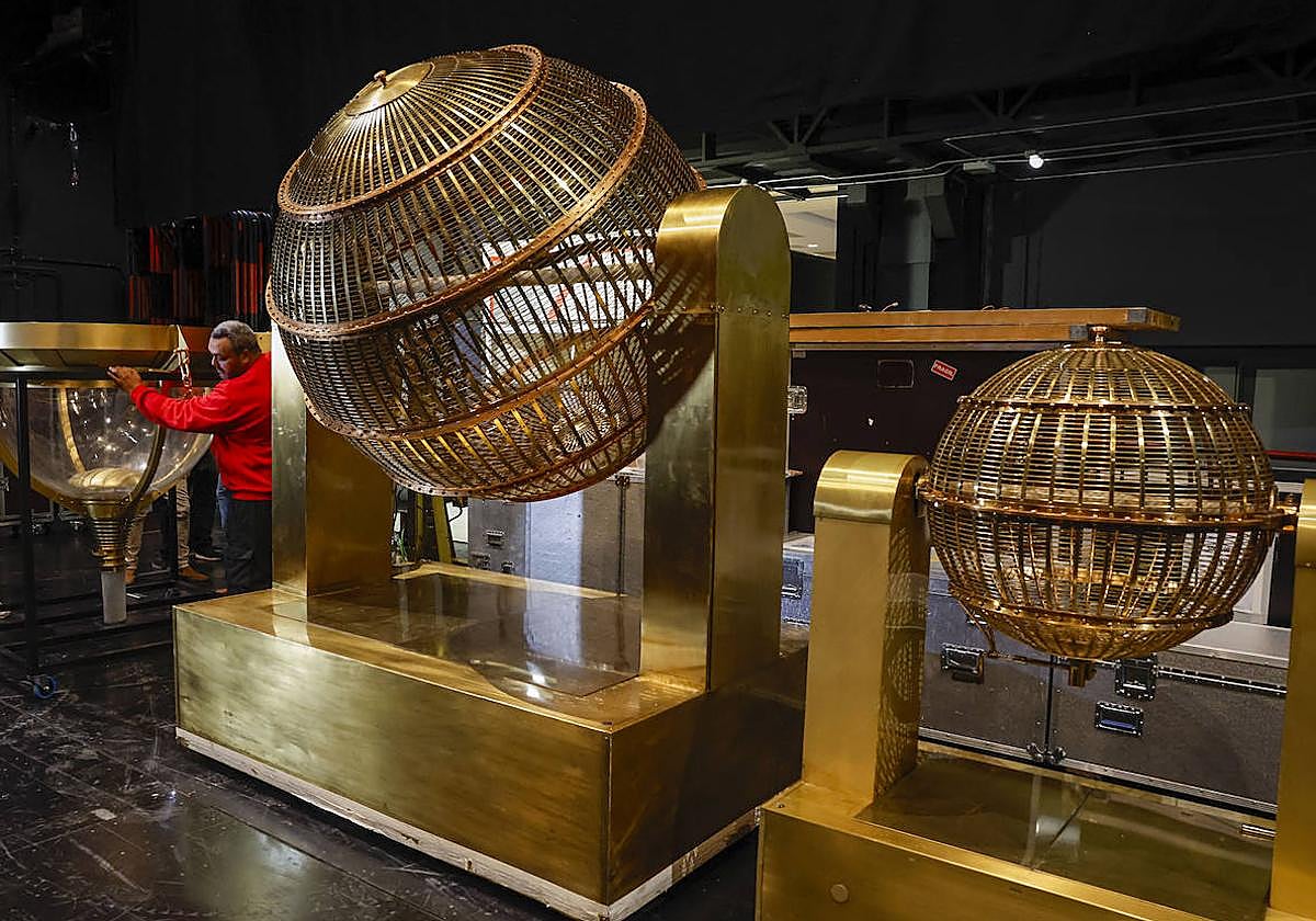 Los bombos del Sorteo de Navidad sobre el escenario del Teatro Real de Madrid