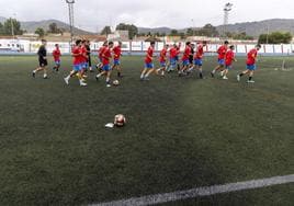 La plantilla de la Deportiva Minera inicia un entrenamiento en el campo municipal Ángel Celdrán, en la diputación cartagenera de Llano del Beal.