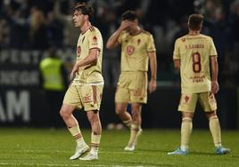 Guarrotxena, Imanol y Larrea, jugadores del Real Murcia, en la derrota del equipo en Castellón en el último partido de 2023.