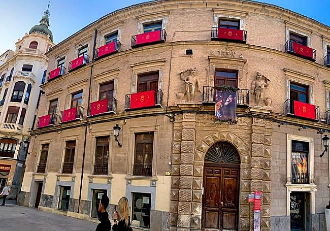 La fachada del palacio Almodóvar, en la plaza de Santo Domingo, engalanada con reposteros con el escudo antiguo de Murcia, así como con la 'Adoración de los Reyes Magos' de Velázquez.