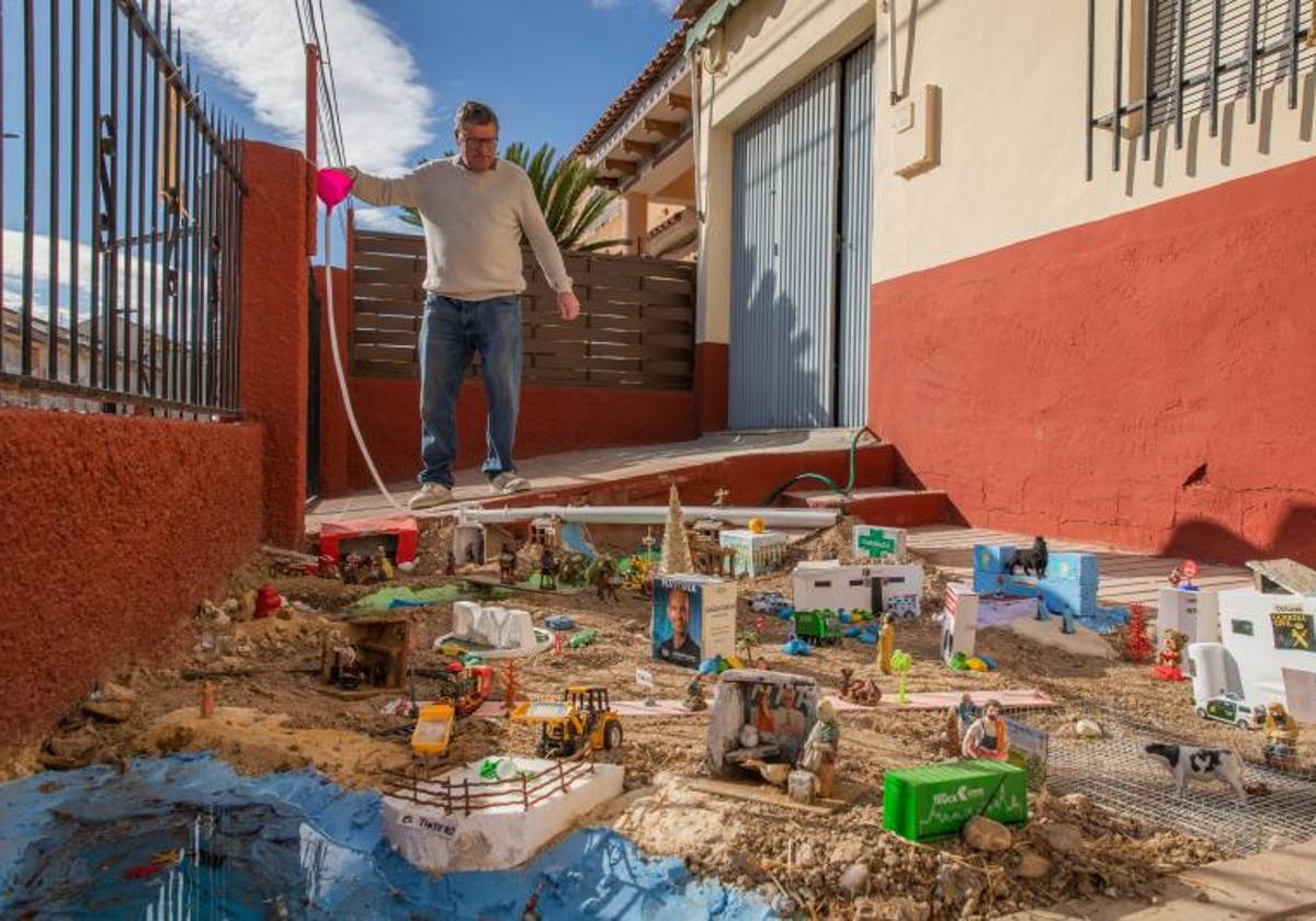 Moisés Cruz nutre de agua sus 'tubos' del Trasvase.