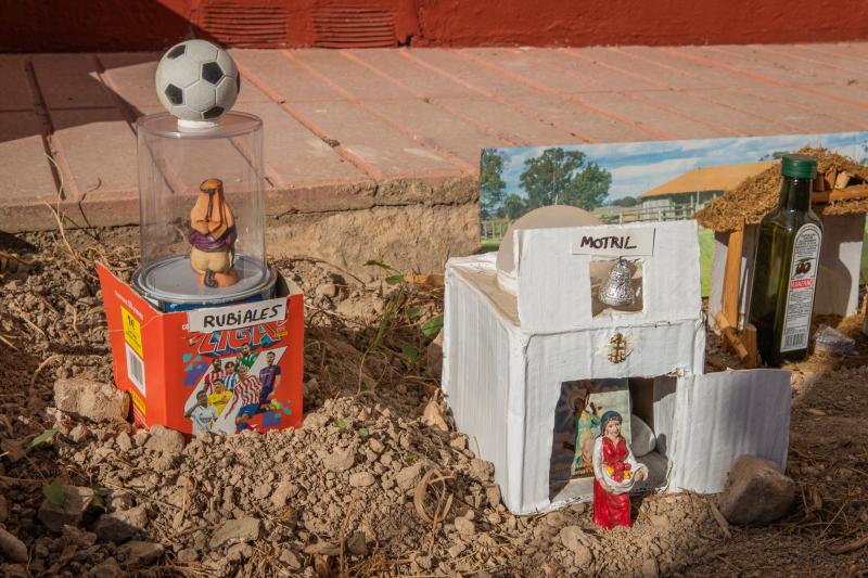 Otro caganer representa al expresidente de la RFEF, Luis Rubiales, con motivo del judicializado beso que dio a la futbolista de la Selección y campeona del mundo, Jenny Hermoso. Al lado, la madre de Rubiales le espera encerrada en una iglesia de Motril