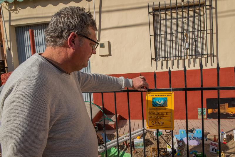 Moisés Cruz ha colocado un cartel de zona videovigilada junto a su belén, en alusión a la polémica por la instalación de cámaras en las calles de Almoradí