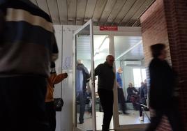 Pacientes en la sala de espera de las Urgencias de La Arrixaca, ayer.