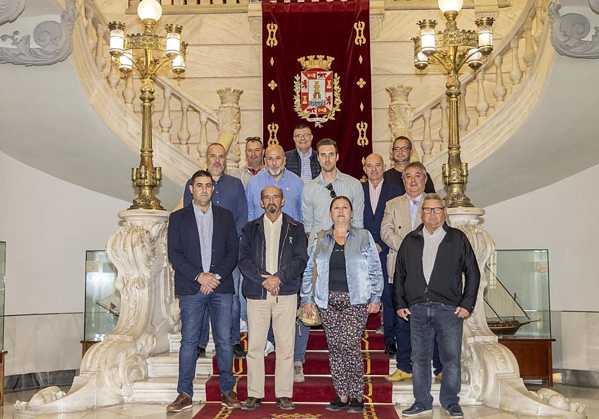 Antonio Martínez, en segunda fila, con chaqueta clara, con el resto de vocales de Vox y López Pretel. En la foto falta Jesús Martínez.
