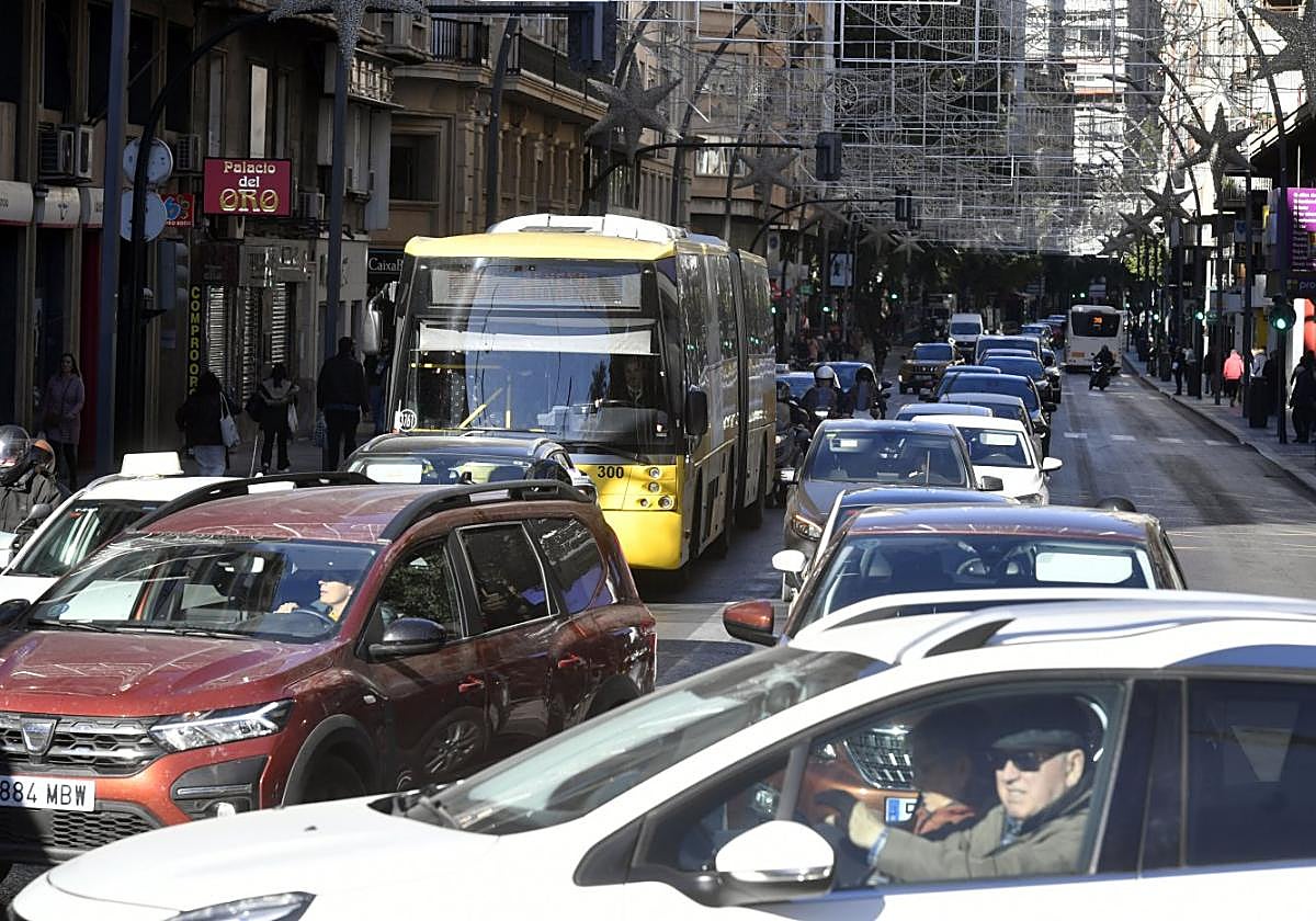 Por el carril Bus-VAO de la Gran Vía ya circulan vehículos y motos .