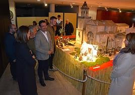 El belén fue inaugurado por el alcalde de Cieza, Tomás Rubio, y las concejalas de Cultura y Festejos, María Turpín y Amparo Belmonte.